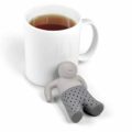 Un infuseur Mister Tea adossé à un mug de thé