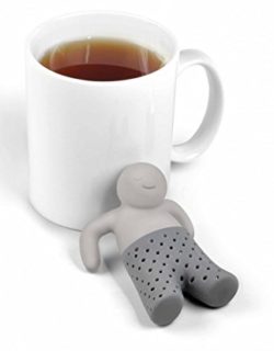 Un infuseur Mister Tea adossé à un mug de thé